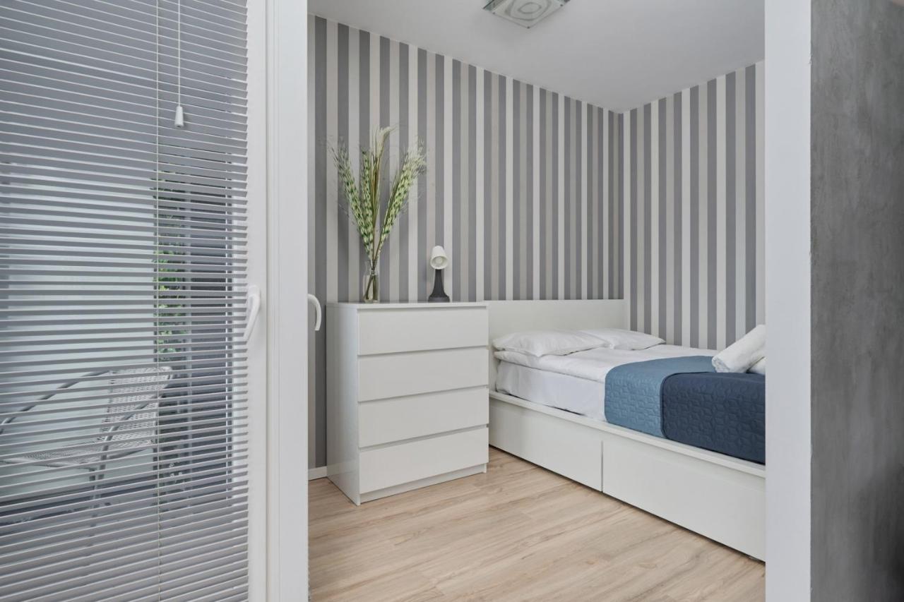 Modern Studio With Balcony For 4 Guests In Wroclaw By Noclegi Renters Luaran gambar
