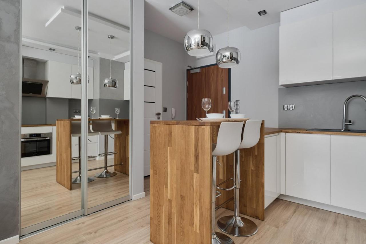 Modern Studio With Balcony For 4 Guests In Wroclaw By Noclegi Renters Luaran gambar