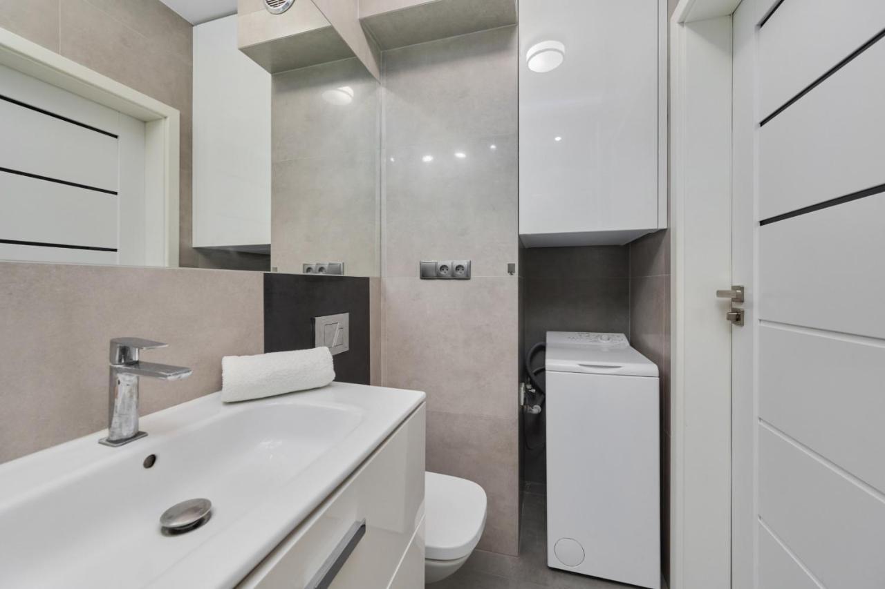 Modern Studio With Balcony For 4 Guests In Wroclaw By Noclegi Renters Luaran gambar